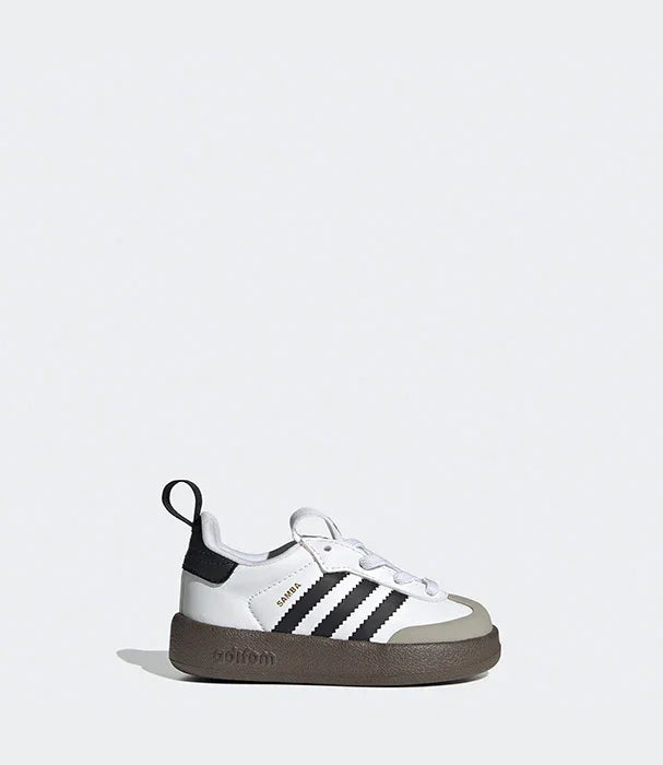 נעל ספורט אדידס לילדים דגם סאמבה, עיצוב לבן עם פסים שחורים וסוליה אפורה, CHOZEN