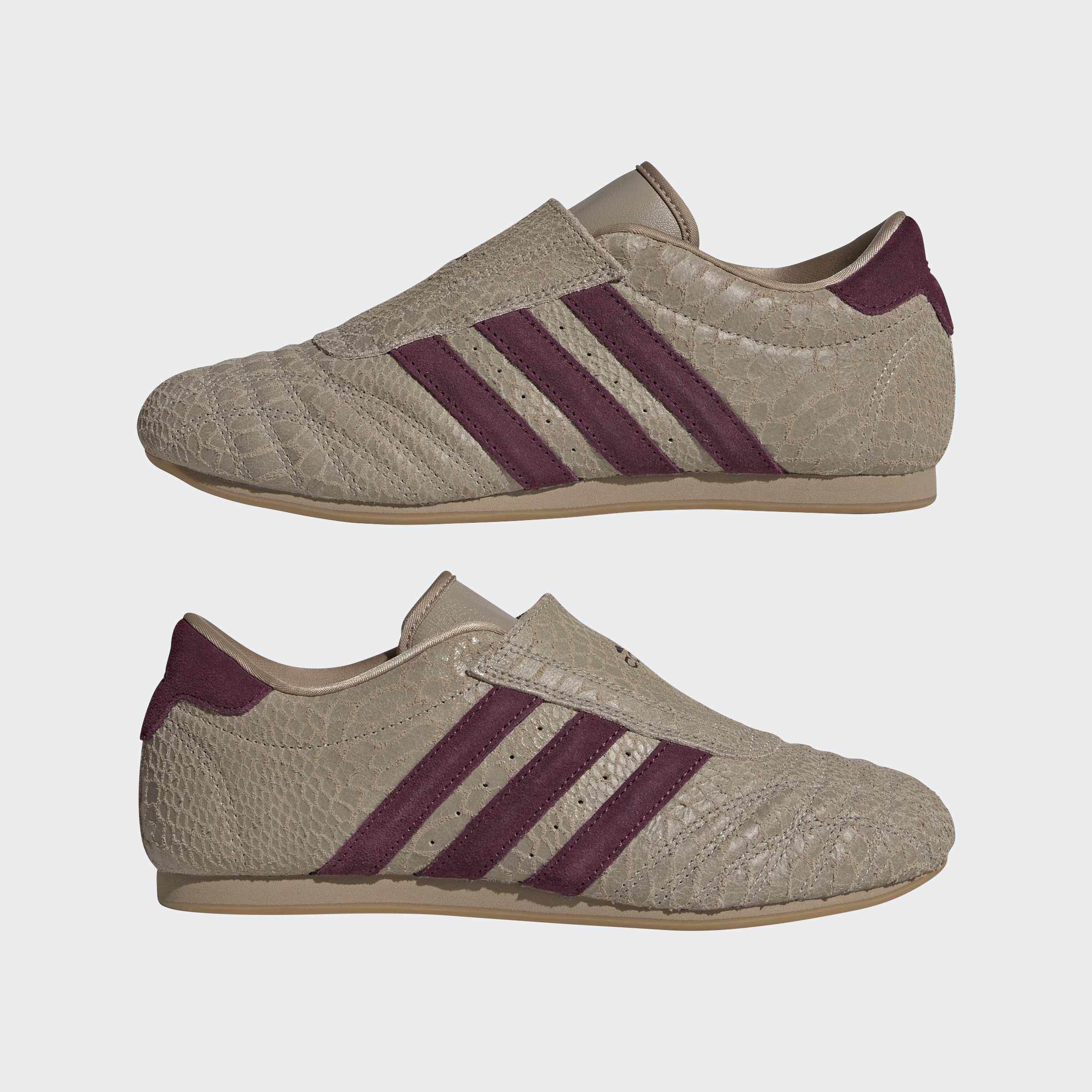 נעלי סניקרס אופנתיות בצבע בז' עם טקסטורה דמוית עור ונגיעות אדום כהה, צילום צד