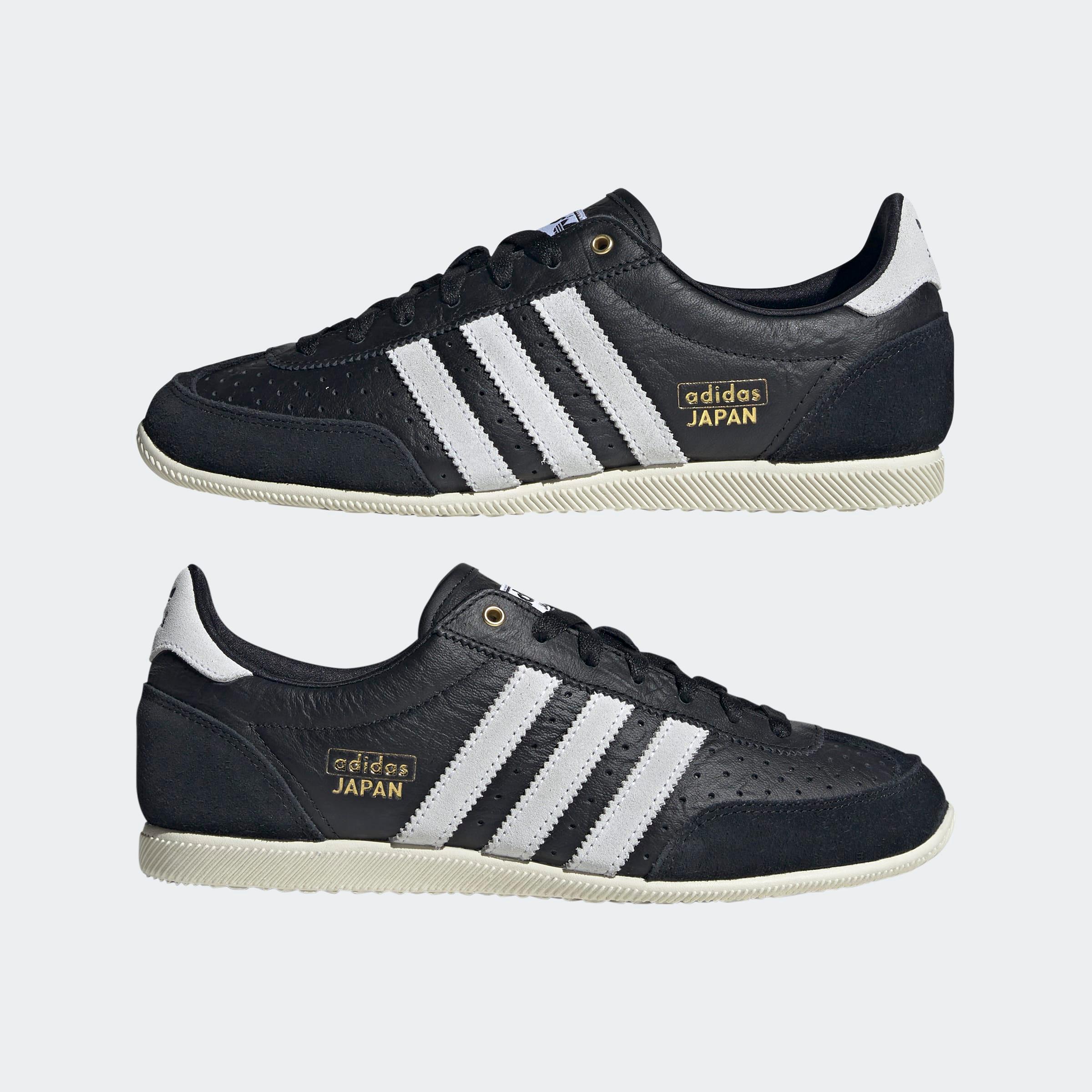 נעלי adidas JAPAN שחורות עם שלושה פסי זהב ולבן, מוצגות בזוג, קולקציית CHOZEN