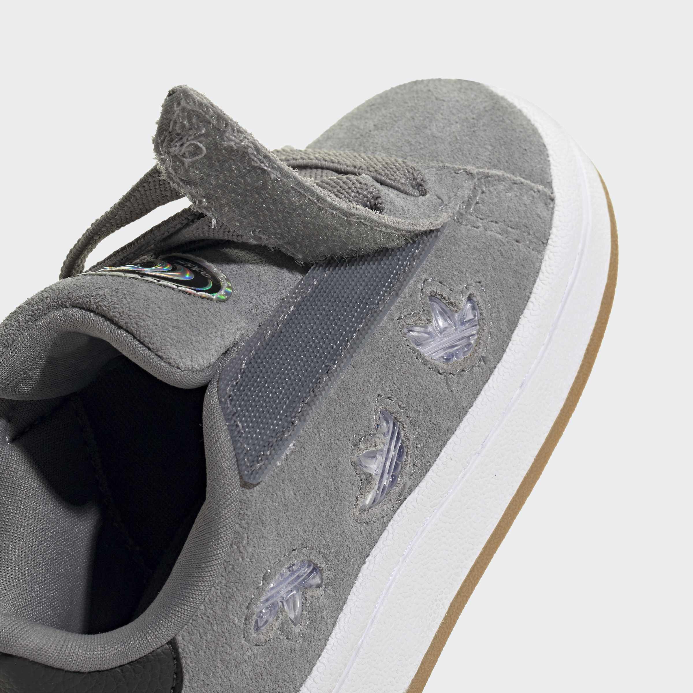 נעל ספורט אפורה לילדים עשויה זמש עם סוליה לבנה ופרטי עיצוב ייחודיים