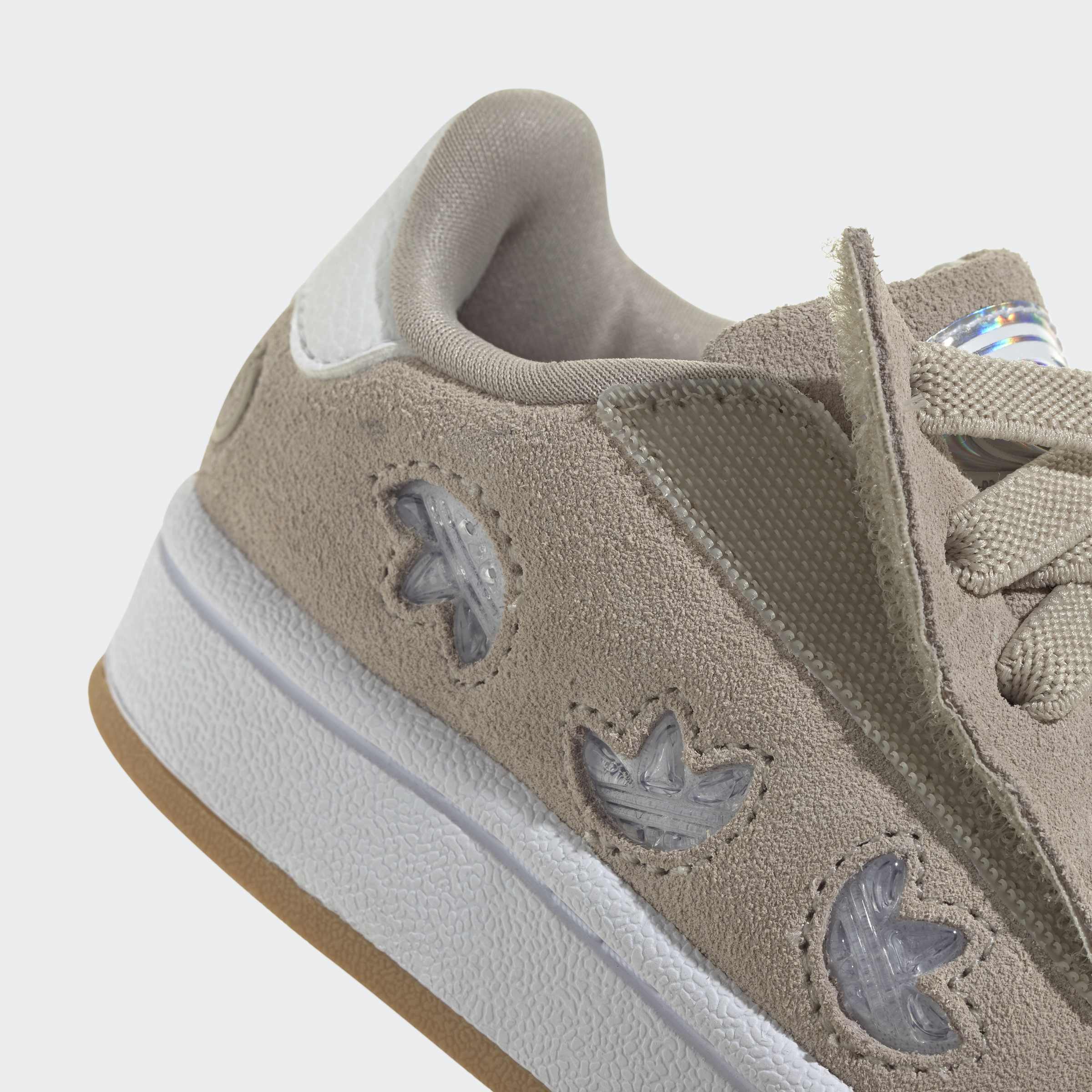 נעל סניקרס בז׳ עם סוליה לבנה, דיטיילים של לוגו רקוע על הצד, שרוכים בז׳ וריפוד פנימי רך