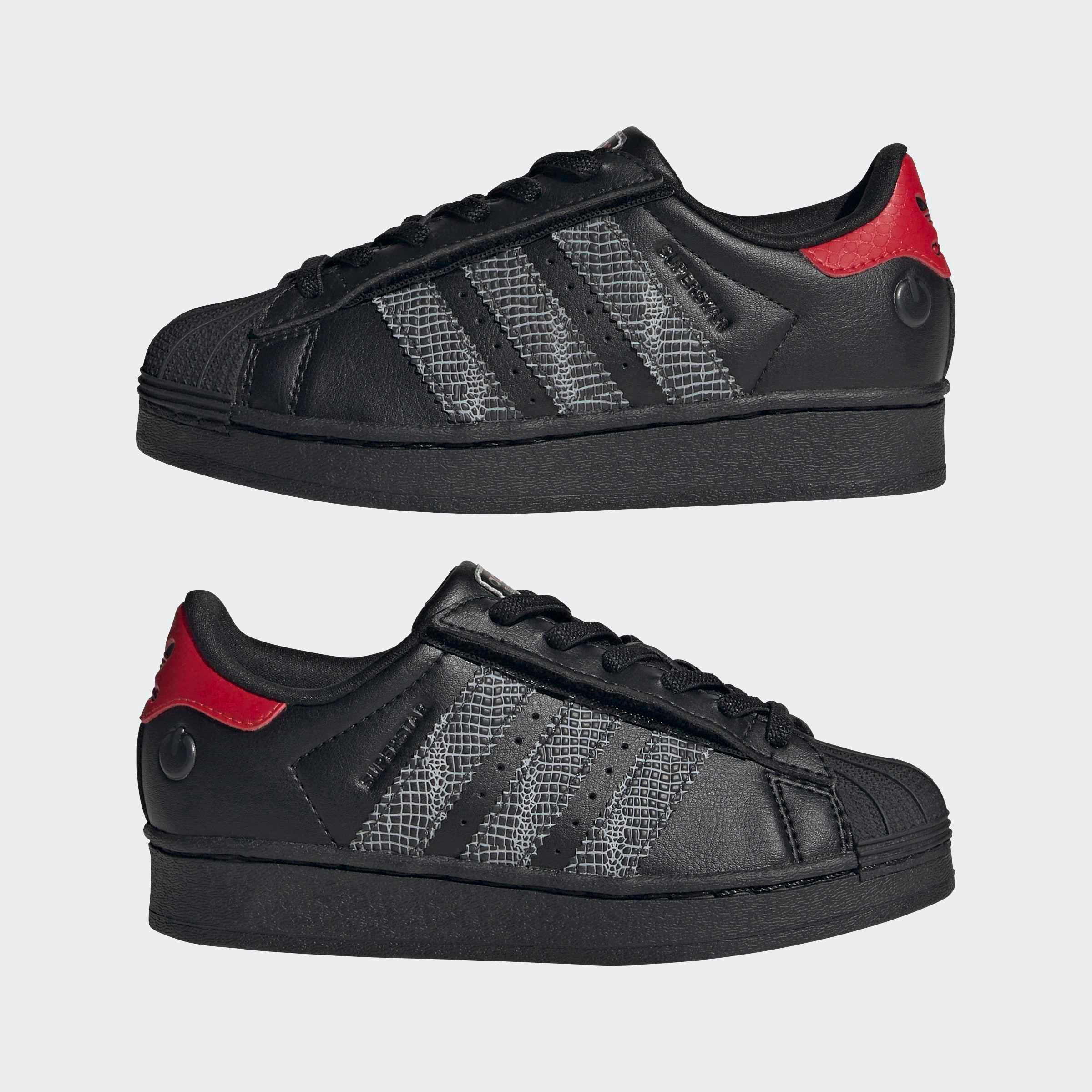 סניקרס אדידס שחורות עם פסי רשת אפורים ועקב אדום, צילום מוצר לאופנת נעלי CHOZEN