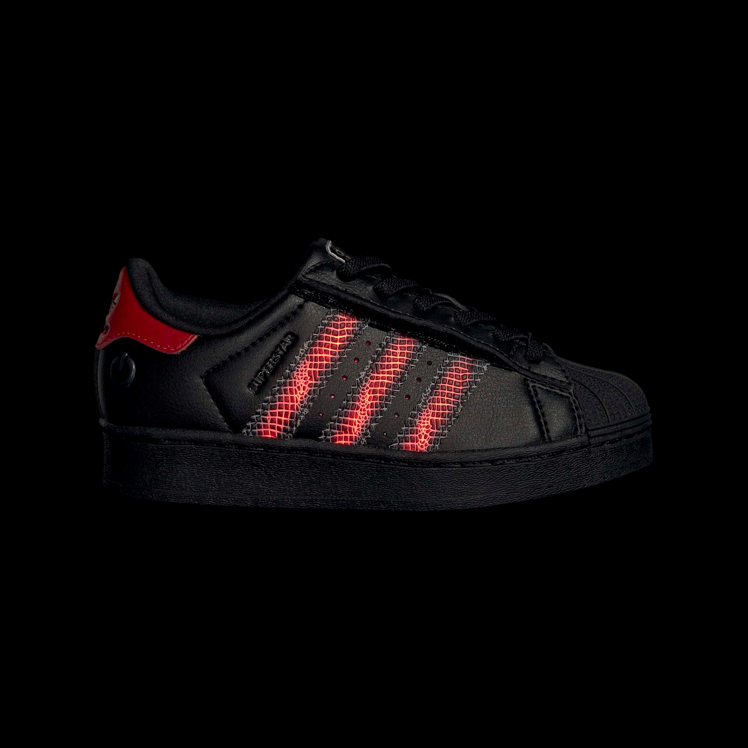 נעל אדידס סופרסטאר שחורה עם פסים אדומים, רקע שחור, CHOZEN מותגים מובילים