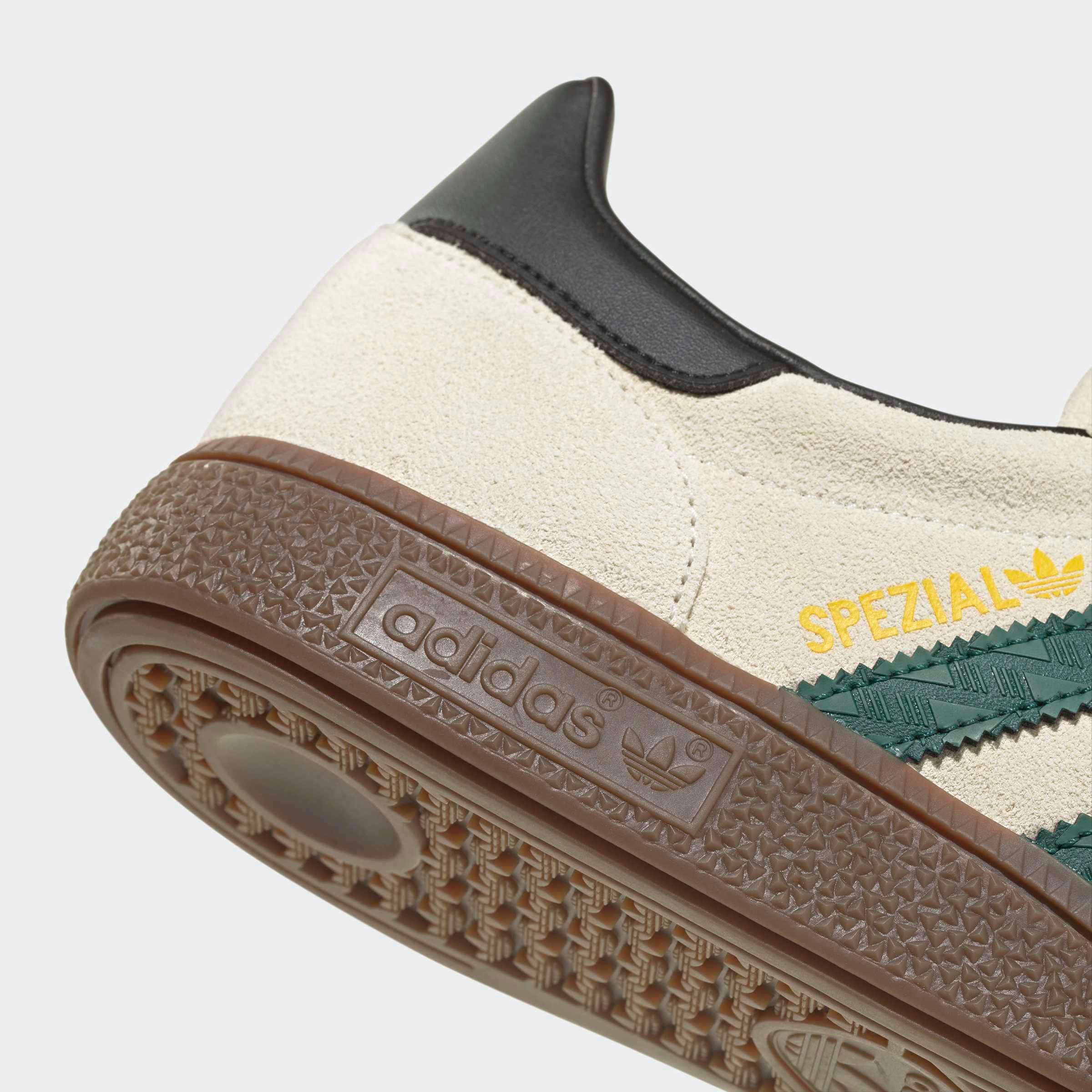 נעל סניקרס בז׳ עם סוליה חומה, פס ירוק, לוגו adidas וטקסט Spezial