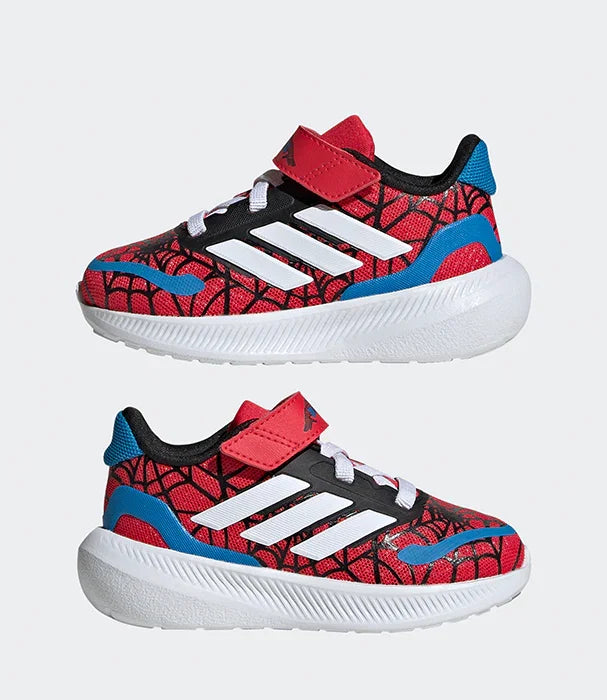 נעלי ספורט ילדים אדידס דגם סופר גיבורים, עיצוב אדום עם קווים שחורים ותוספות כחולות, ליד הלוגו של שלושה פסים לבנים.