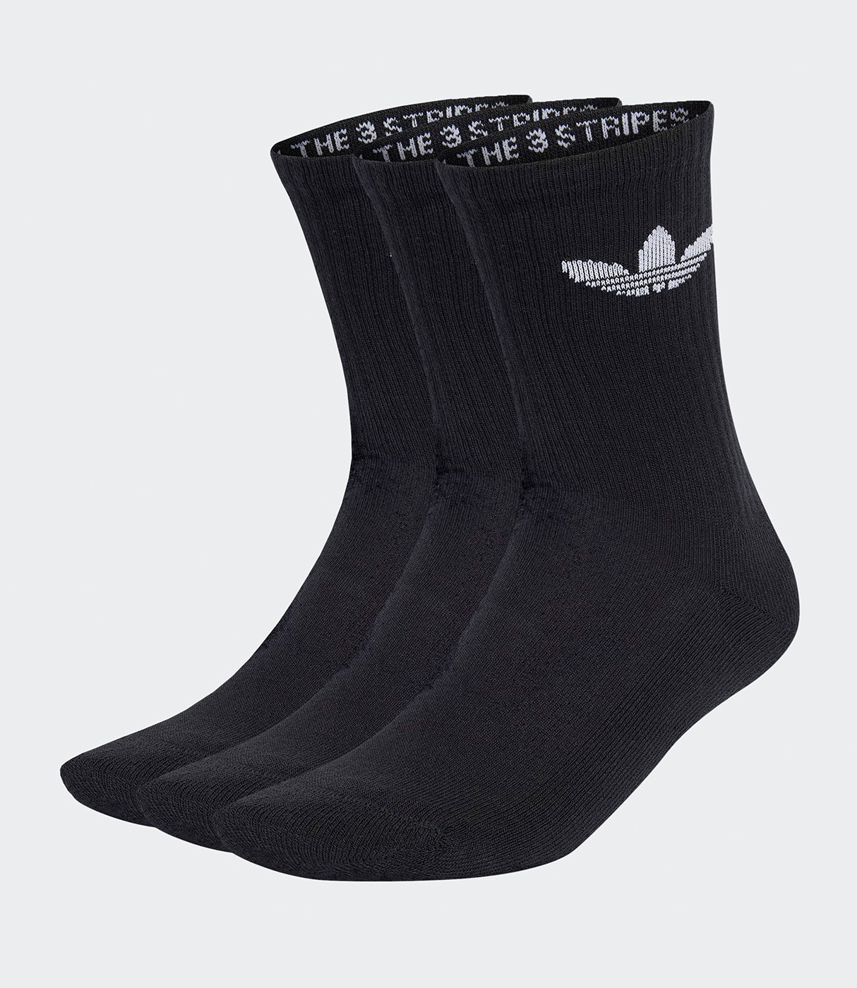 שלישיית גרביים שחורות בעיצוב גבוה עם לוגו לבן, רקע אפור, אופנה ואקססוריז