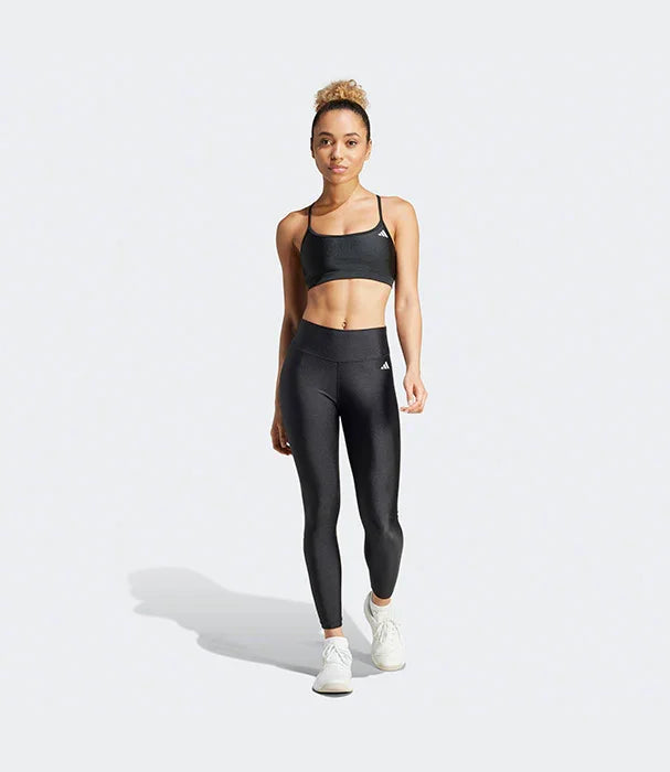 דוגמנית לובשת טייץ וחזיית ספורט שחורים של adidas, רקע אפור, אופנת ספורט CHOZEN