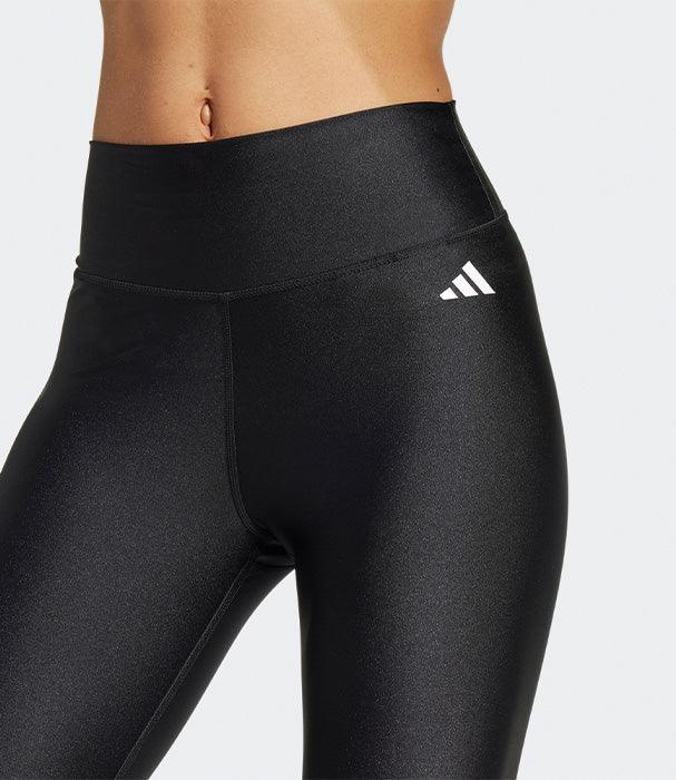 טייץ ספורט נשים שחור אדידס, לוגו לבן, צילום תקריב, CHOZEN מותגים מובילים