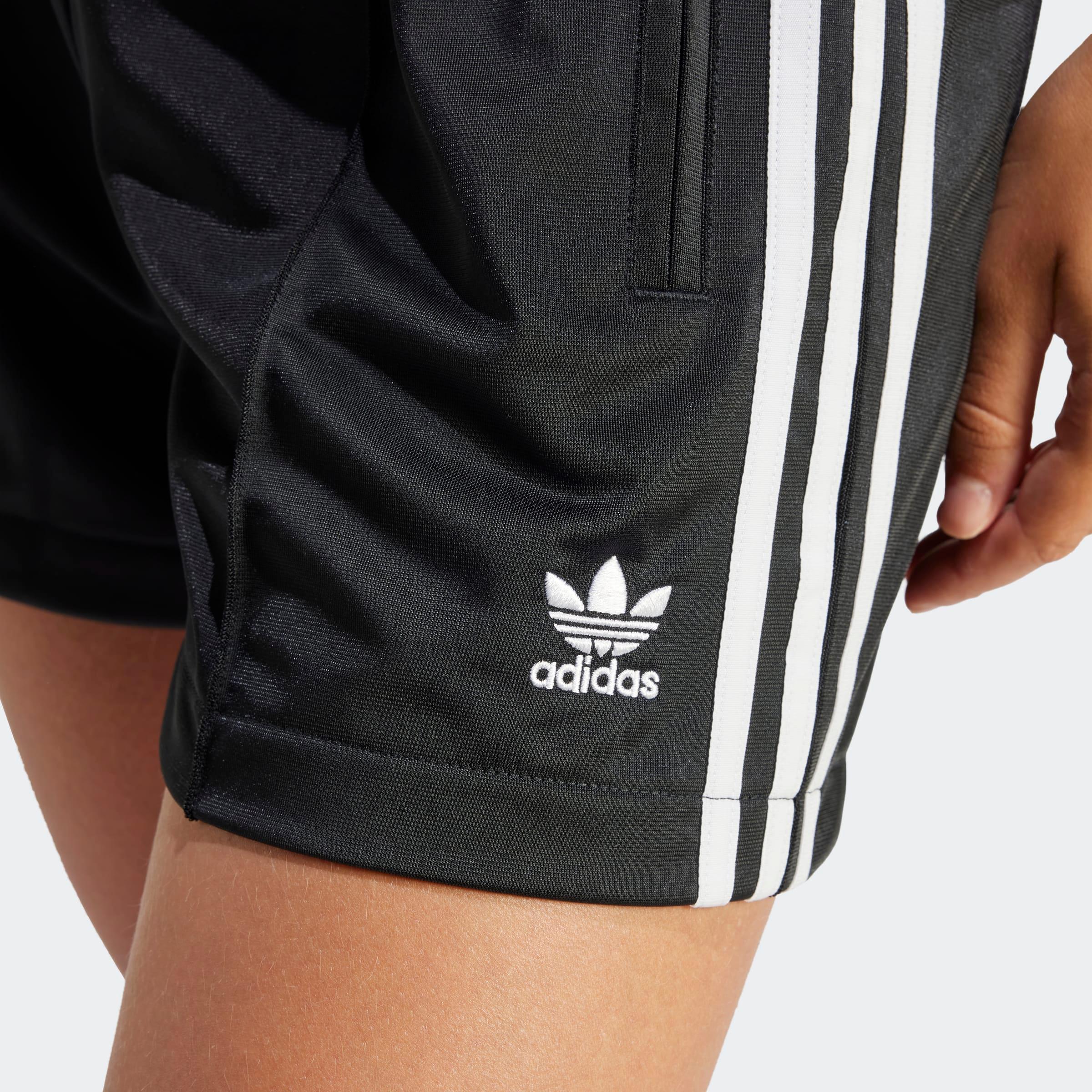 מכנסי אדידס שחורים עם שלושה פסים ולוגו adidas, צילום תקריב, CHOZEN מותגים מובילים