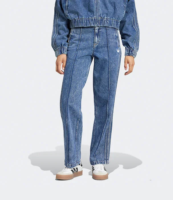 ג'ינס ישר לנשים עם תפרים עבים וטופ תואם, מצולם על רקע לבן באתר CHOZEN.