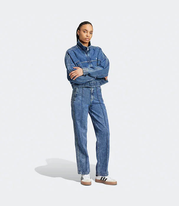 דוגמנית בלבוש ג'ינס אופנתי עם נעלי ספורט, CHOZEN בגדי מותגים מובילים