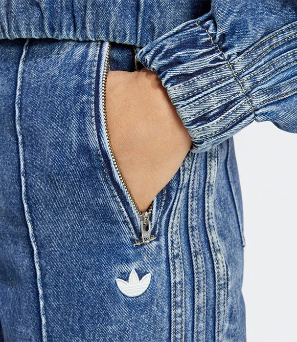 תקריב של כיס רוכסן במכנסי ג'ינס עם לוגו adidas, אופנת CHOZEN מותגים מובילים