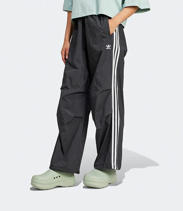 מכנסי אדידס שחורים עם פסי שלושה פסים לבנים, דגם ספורטיבי לנשים, בחנות CHOZEN