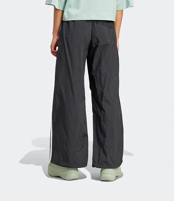 מכנסיים רחבים שחורים לנשים מבית מותגים מובילים ב-CHOZEN, מבט גב על הדוגמנית