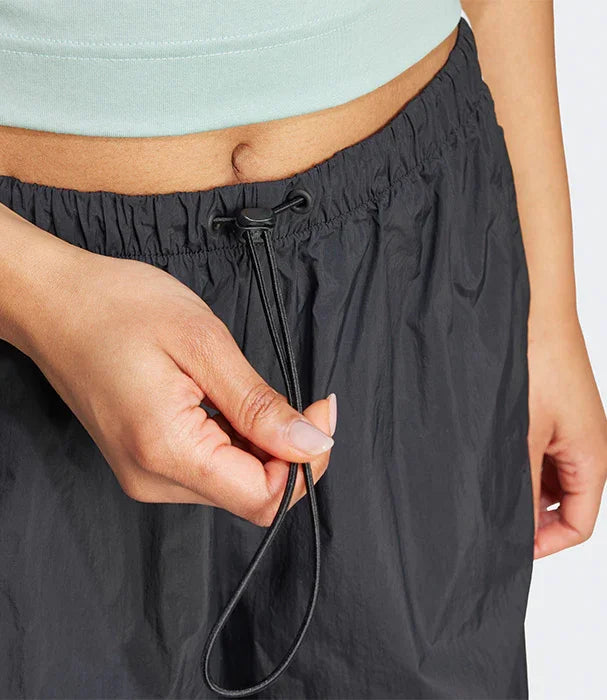 שרוך הידוק במכנסיים שחורים מבית מותג אופנה CHOZEN, תקריב על המותניים