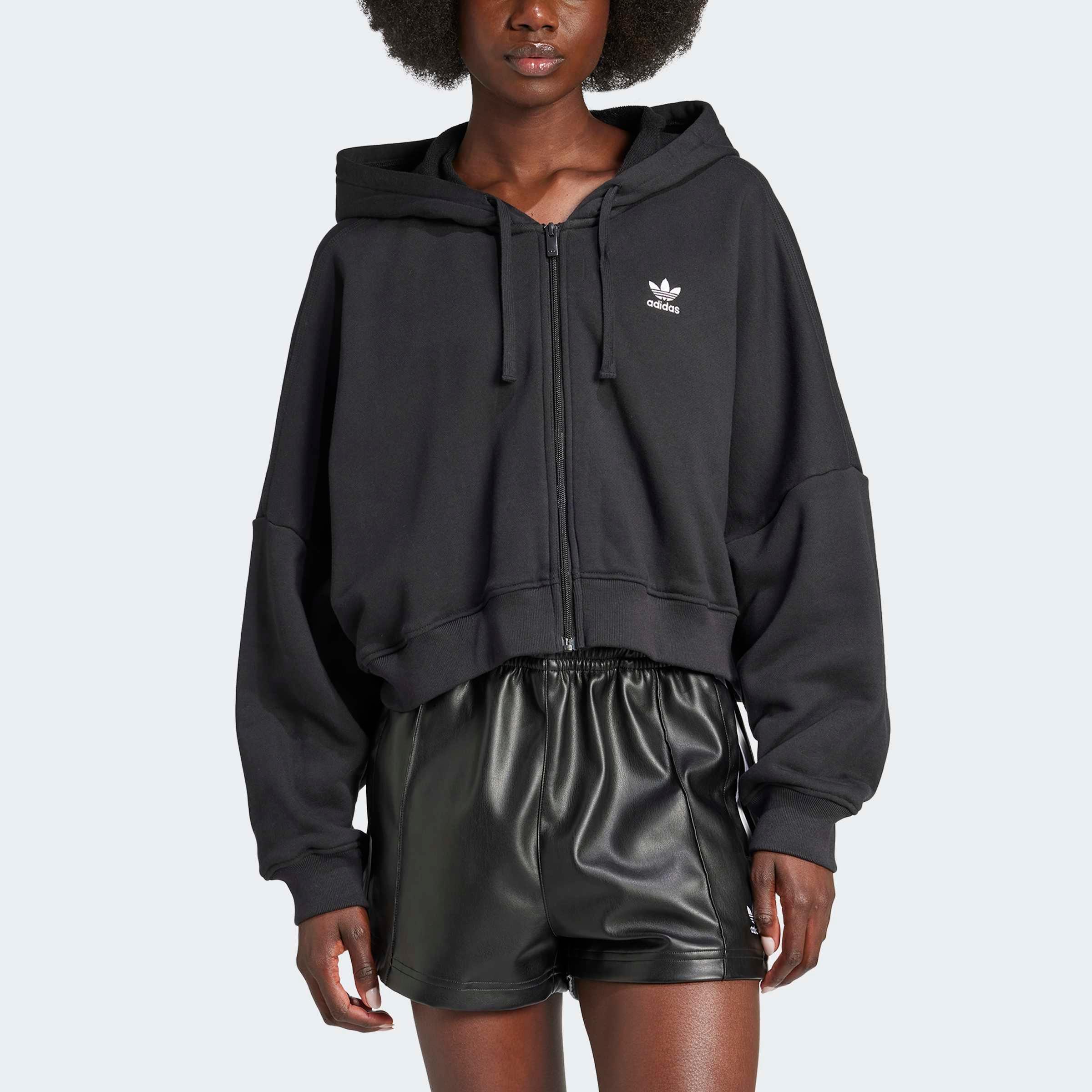 דוגמנית לובשת קפוצ׳ון שחור של אדידס ומכנסוני עור קצרים, אופנה עדכנית ב-CHOZEN