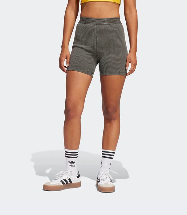 דגם לובשת שורטס אפור קצרים, גרביים ונעלי אדידס, אופנת נשים CHOZEN