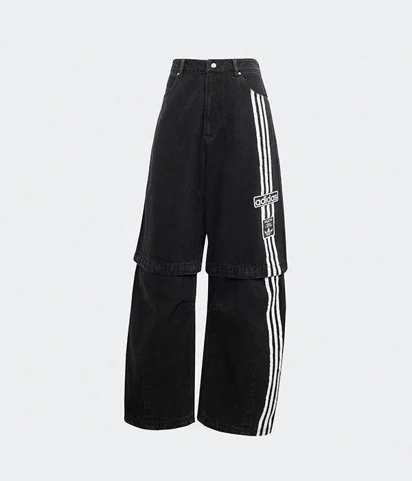מכנסיים שחורים רחבים adidas עם פסים לבנים ולוגו, צילום אמצע לקולקציית אופנה ב-CHOZEN