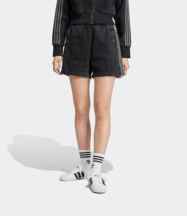 דגם אופנה לנשים של CHOZEN: מכנסי קצרות שחורות עם נעליים וגרביים ממותגות