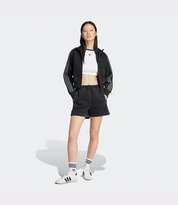 דגם לובשת סט ספורט אופנתי לנשים בצבע שחור-לבן, מותג adidas, בחנות CHOZEN