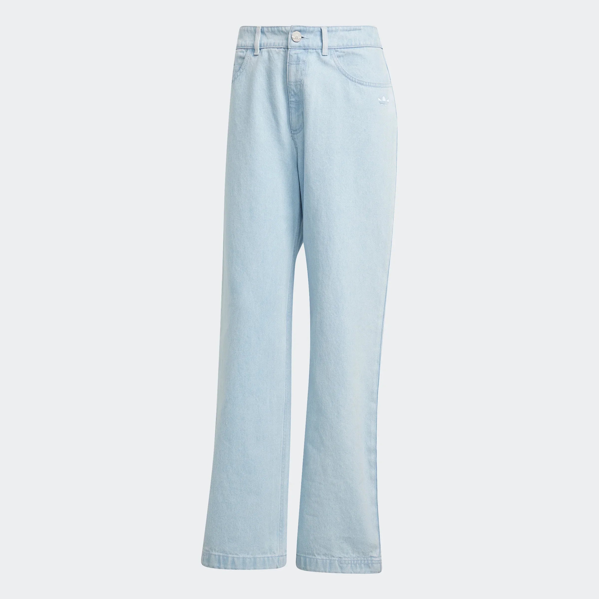 ג׳ינס בגזרת סטרייט בצבע תכלת בהיר עם לוגו adidas, צילום מוצר באתר CHOZEN