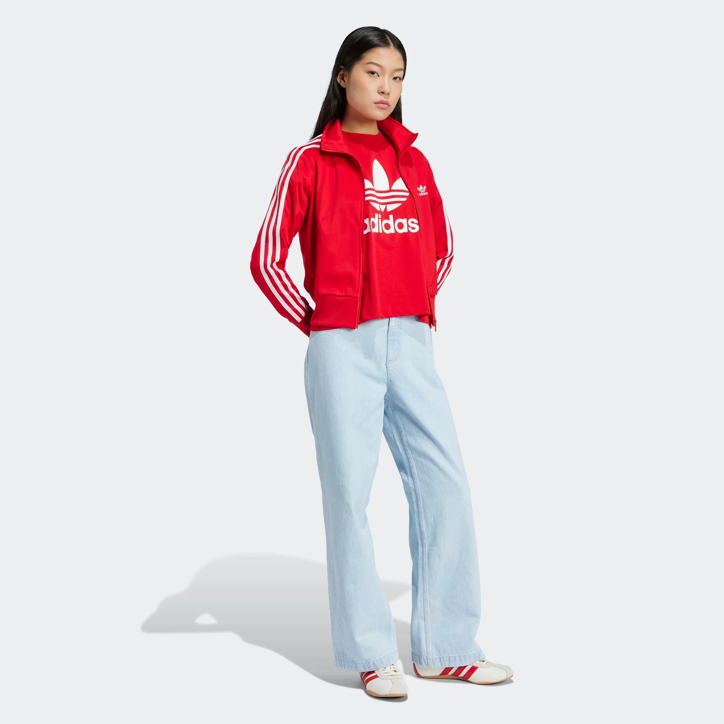 אופנת אדידס לנשים, דגם אדום עם פסים לבנים, נעליים ולבוש טרנדי ב-CHOZEN קבוצת אלפא