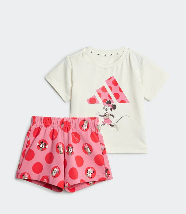 סט ביגוד ילדים של ADIDAS עם מיני מאוס, חולצה לבנה ומכנסיים קצרים ורודים בעיצוב נקודות