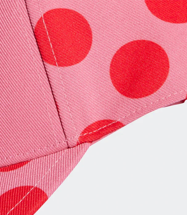 פרט בד ורוד עם נקודות אדומות, צילום מקרוב, אופנה CHOZEN אלפא