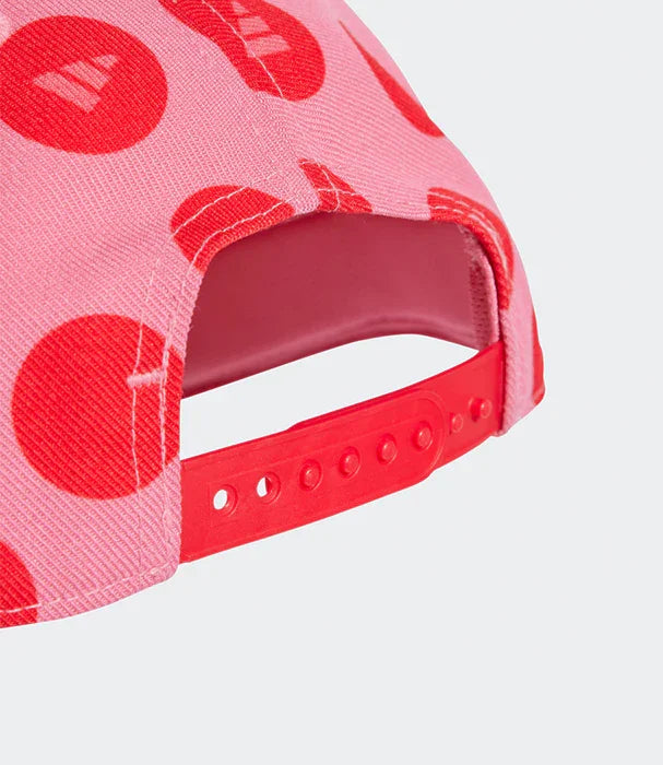 רצועת כוונון אדומה לכובע ורוד עם הדפס עיגולים, צילום פרטי מבית CHOZEN