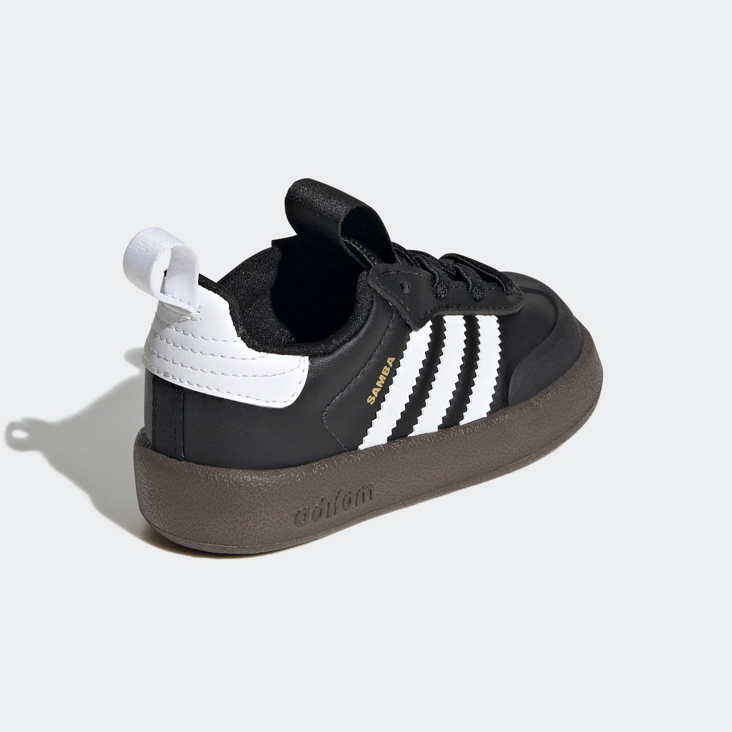 נעל סניקרס adidas Samba תינוקות בצבע שחור ולבן, עם סוליה חומה, ב-CHOZEN