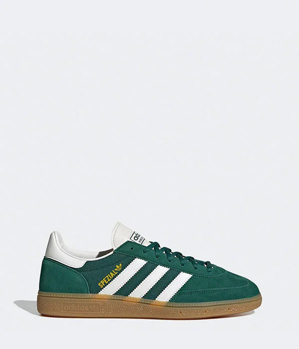 סניקרס ירוקות של adidas Spezial עם פסי צד לבנים ודיטליים צהובים, נמכרים ב-CHOZEN