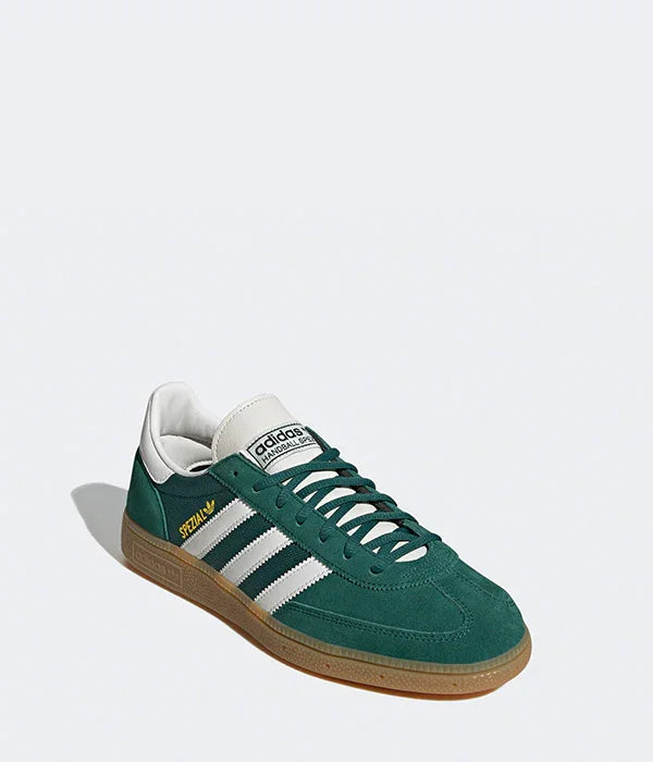 סניקרס ירוקות עם פסי adidas לבנים ודגש לוגו Spezial, מצולמות על רקע לבן, CHOZEN מותגים מובילים