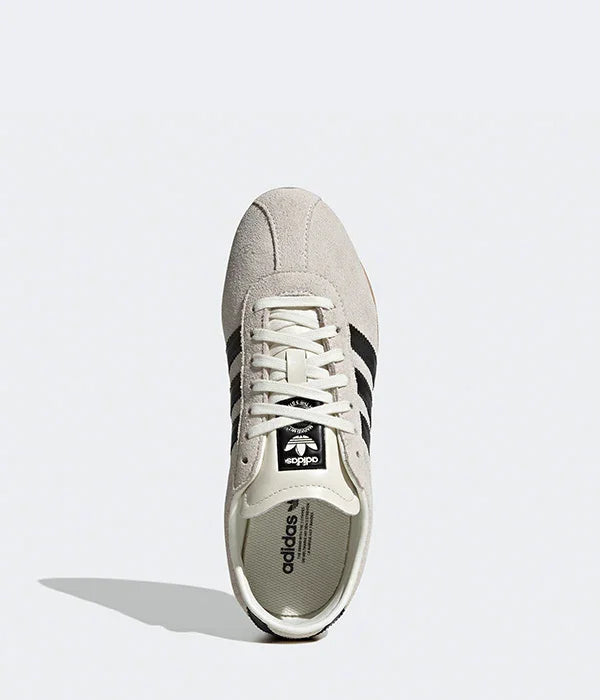 נעל אדידס אפורה עם שלושה פסים שחורים, צילום מבט על, מיתוג CHOZEN