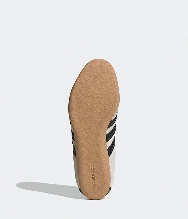 סוליית נעל אדידס חומה עם פסים שחורים, צילום תחתון, ב-CHOZEN יבואן רשמי