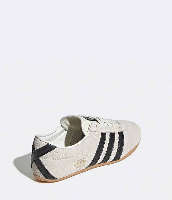 נעל ספורט אפורה עם פסי עור שחורים, דגם adidas TOKYO, מוצגת על רקע לבן, CHOZEN מותגים מובילים