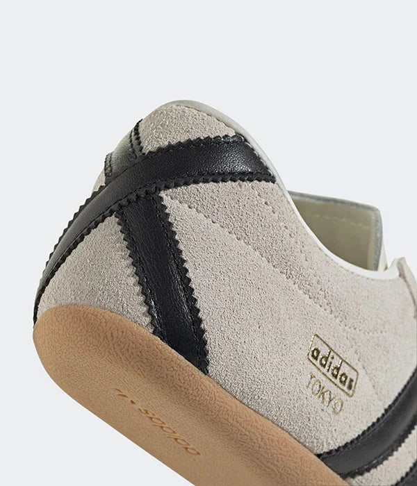 נעל אדידס ספורט מעור זמש אפור עם פס שחור, פרטי עיצוב, מותג ייבוא קבוצת אלפא, CHOZEN