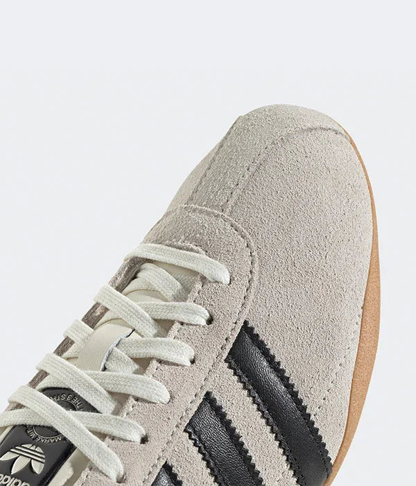 נעל ספורט אפורה עם פסי עור שחורים, מותג adidas, ב-CHOZEN קנייה רשמית