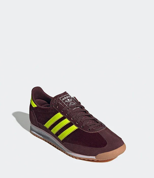 נעל ספורט אדידס חומה עם פסים צהובים, צילום צד עליון רקע לבן, קולקציית CHOZEN