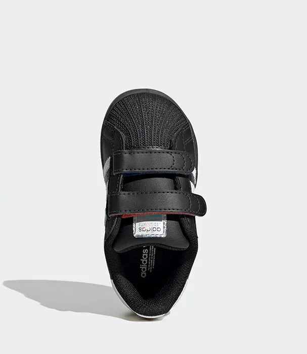 נעל ספורט שחורה לילדים עם סקוצ'ים adidas, צילום מבט על רקע אפור, קולקציית CHOZEN