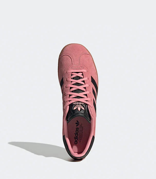 נעל אדידס סוויד ורודה עם שלושה פסים שחורים, צילום על רקע לבן, CHOZEN