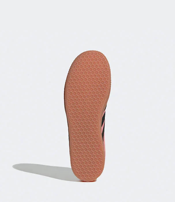 סוליית נעל אדומה על רקע לבן, נעל ספורט אופנתית מבית CHOZEN