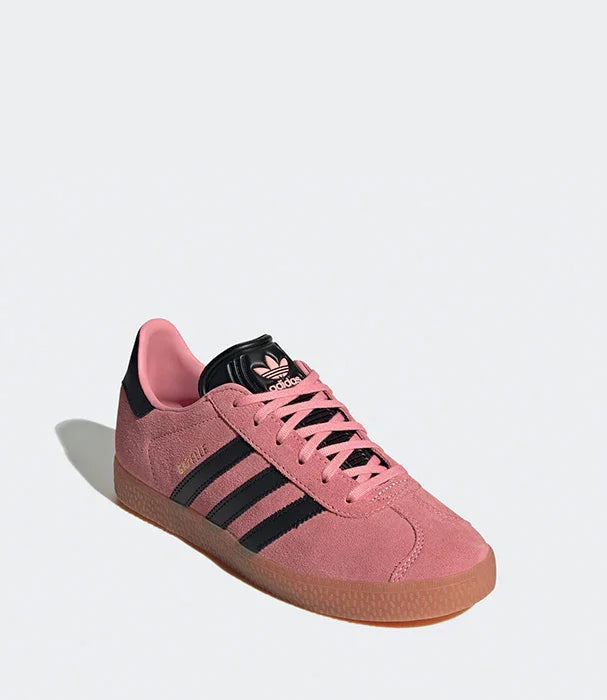 סניקרס אדידס אדומות לגברים, דגם קלאסי עם שלושה פסים שחורים, משווק באתר CHOZEN