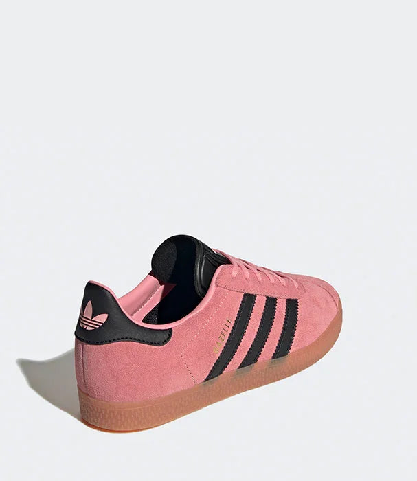 נעל ספורט אדידס ורודה עם פסים שחורים וסוליה חומה, צילום זווית אחורית על רקע לבן, CHOZEN