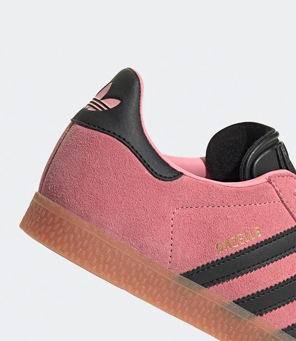 נעל אדידס גאזל ורודה עם פסי מותג שחורים, דגם מבית CHOZEN, צילום מקרוב