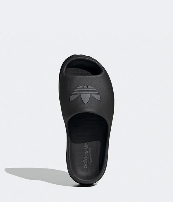 כפכף אדידס שחור עם לוגו בולט, מבט עליון, קולקציה מובילה ב-CHOZEN