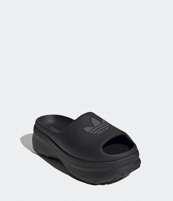 כפכף אדידס שחור מעוצב עם לוגו טריפויל, צולם בזווית צד לחנות CHOZEN מותגים מובילים