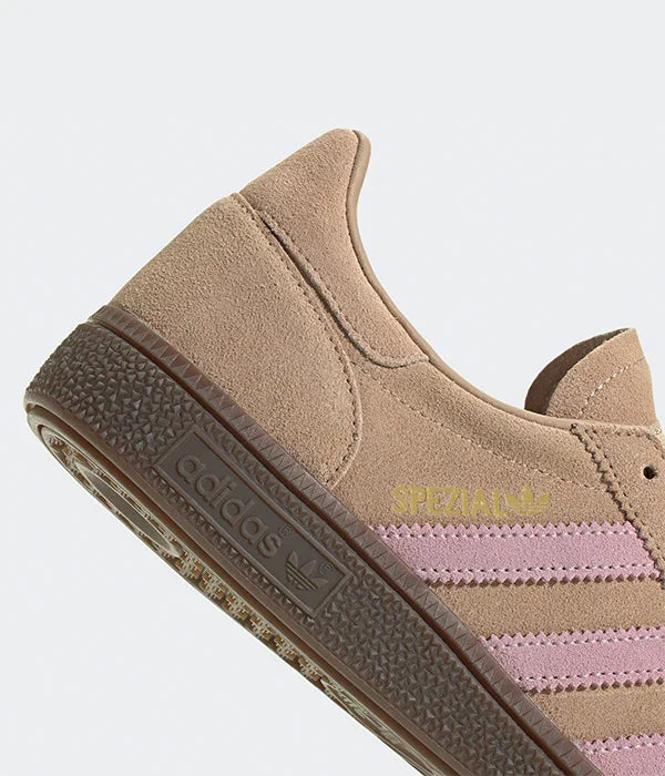 סניקרס Adidas Spezial בז׳ עם סוליה חומה ופסים ורודים, נעלי מותגים באתר CHOZEN