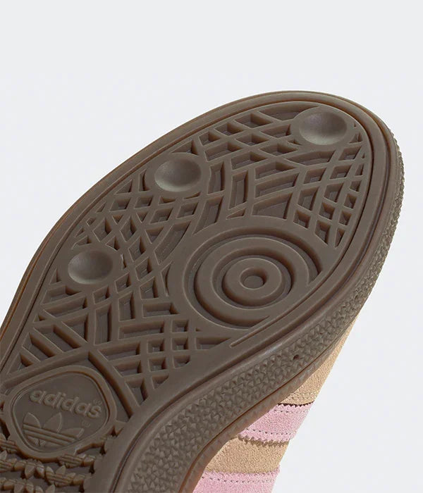 סוליה של נעל אדידס בגוון חום עם דוגמה גיאומטרית ופסי זמש ורודים, CHOZEN אלפא