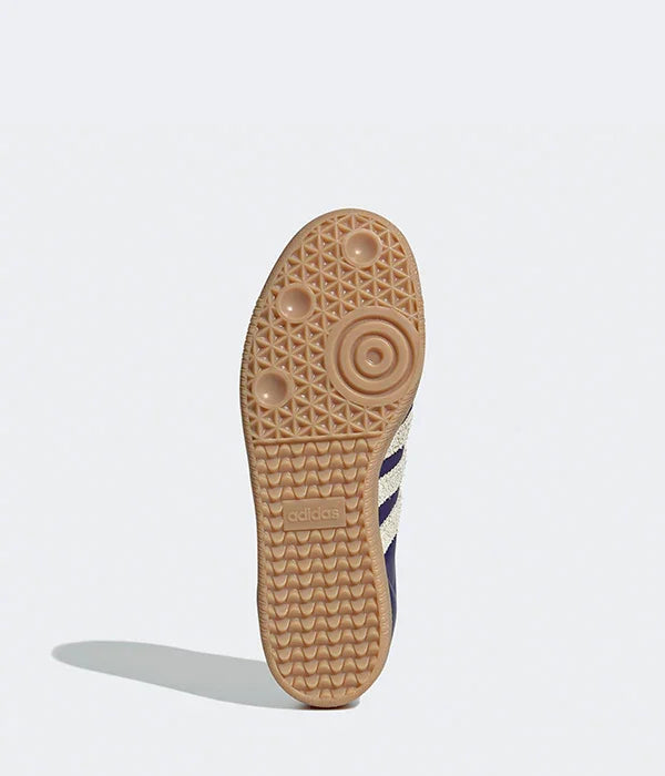 סוליה תחתונה של נעל אדידס בצבע בז', עיצוב גומי ותווית adidas, מותגים מובילים ב-CHOZEN