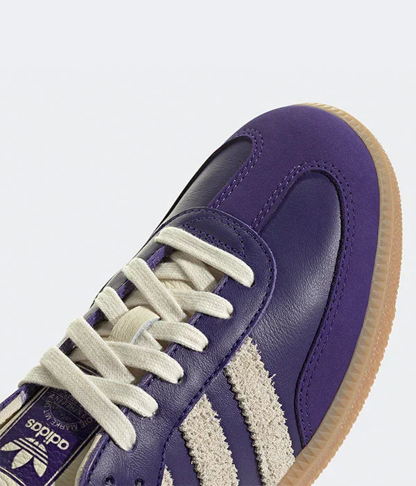 נעל ספורט אדידס סגולה עם פסי זמש לבנים וסוליית גומי, צילום תקריב לקטלוג CHOZEN